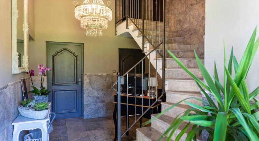 Chateau des Cinq Cantons photo