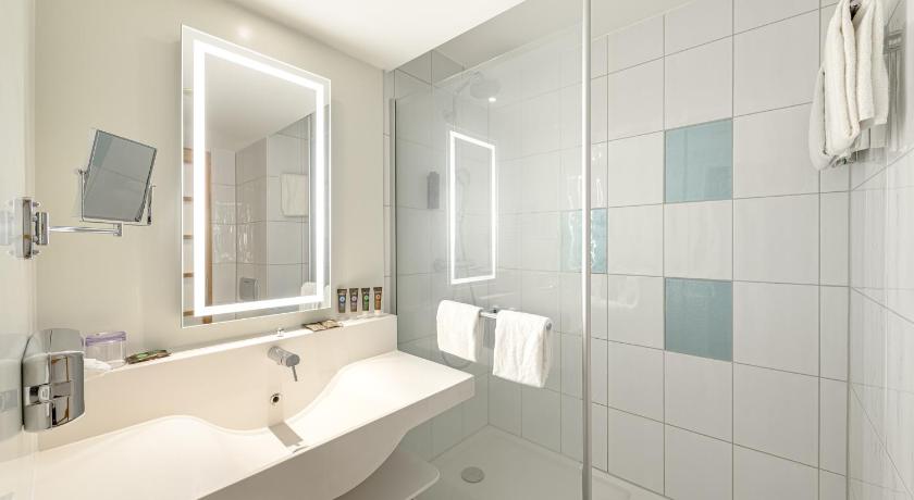 Image of Executive Room with 1 queen-size bed and sofa 2