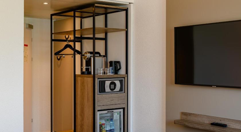 Image of Executive Room with 1 queen-size bed and sofa 8