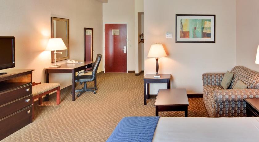 Holiday Inn Express Delano Highway 99