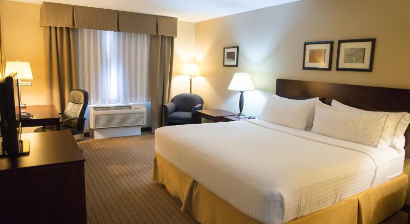 Holiday Inn Express Devils Lake