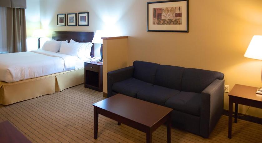 Holiday Inn Express Devils Lake