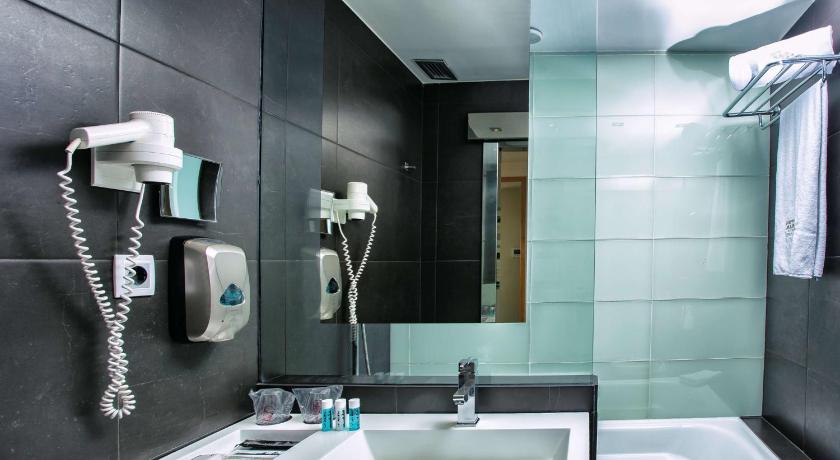 Image of 1 King Bed, Nonsmoking, Standard Room, Convertible Into Two Twin Beds, Air Conditioning 2