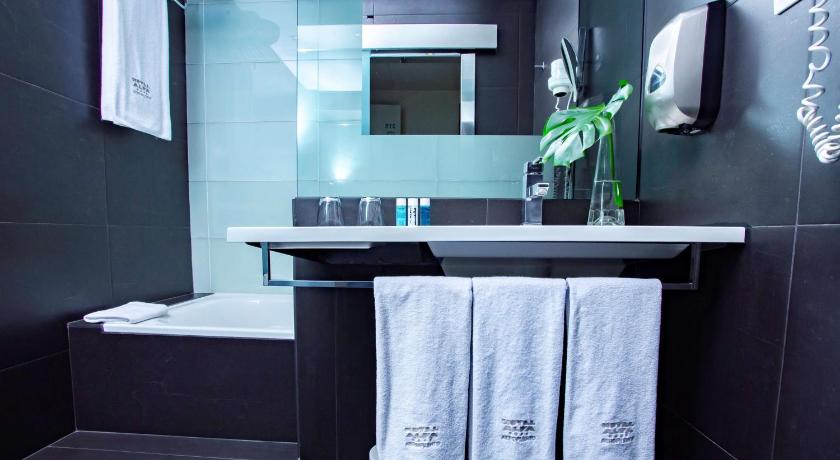 Image of 1 King Bed, Nonsmoking, Standard Room, Convertible Into Two Twin Beds, Air Conditioning 9