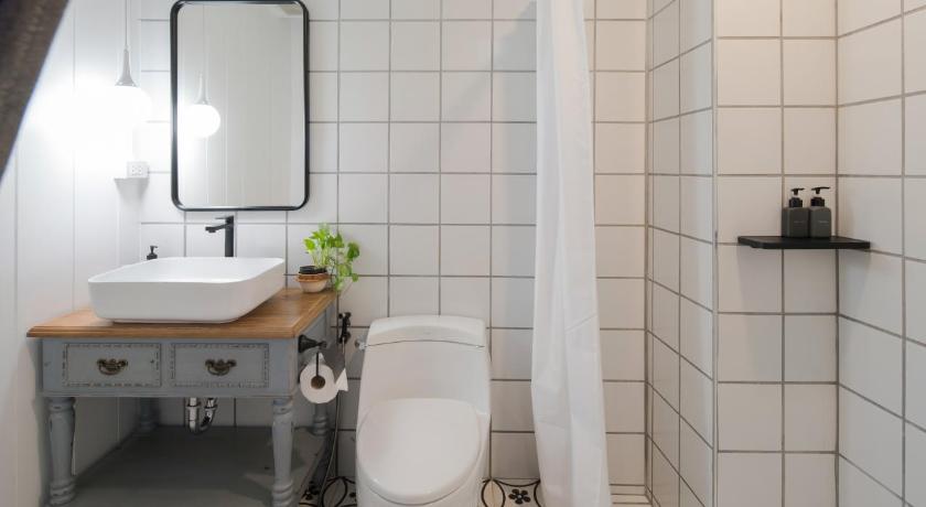 Image of Deluxe Twin 13