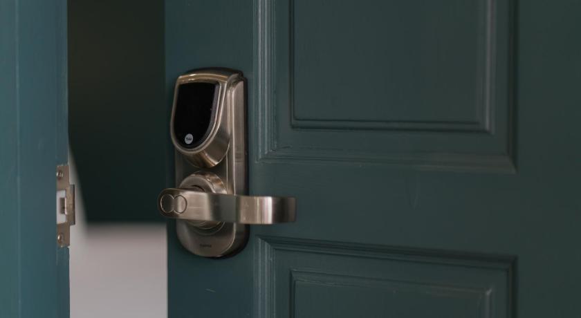 Image of Deluxe Twin 17