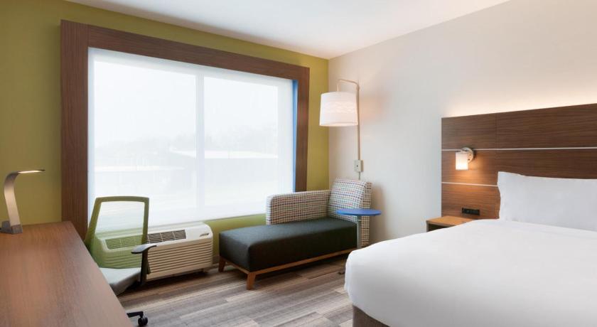 Holiday Inn Express & Suites Cincinnati NE - Red Bank Road