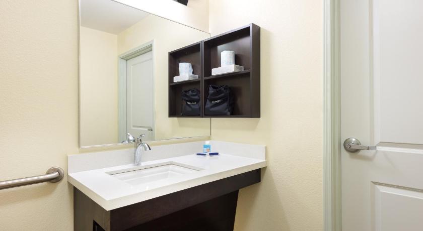 Candlewood Suites Columbia Hwy 63 & I-70 photo