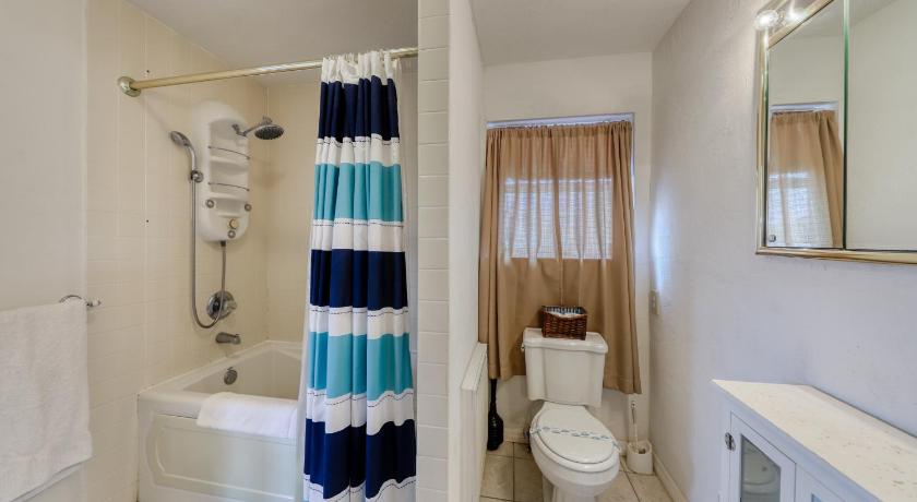 a bathroom with a shower, toilet, sink and tub, Magnolia House in St. Augustine (FL)