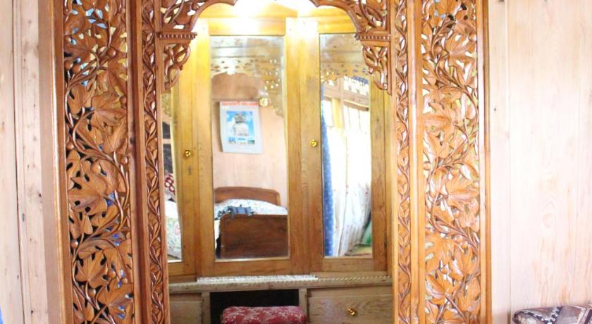 Ritz HouseBoat Srinagar photo