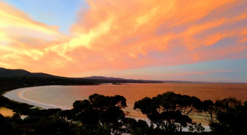 DOLPHIN LOOKOUT COTTAGE - amazing views of the Bay of Fires — Hotel in Binalong Bay