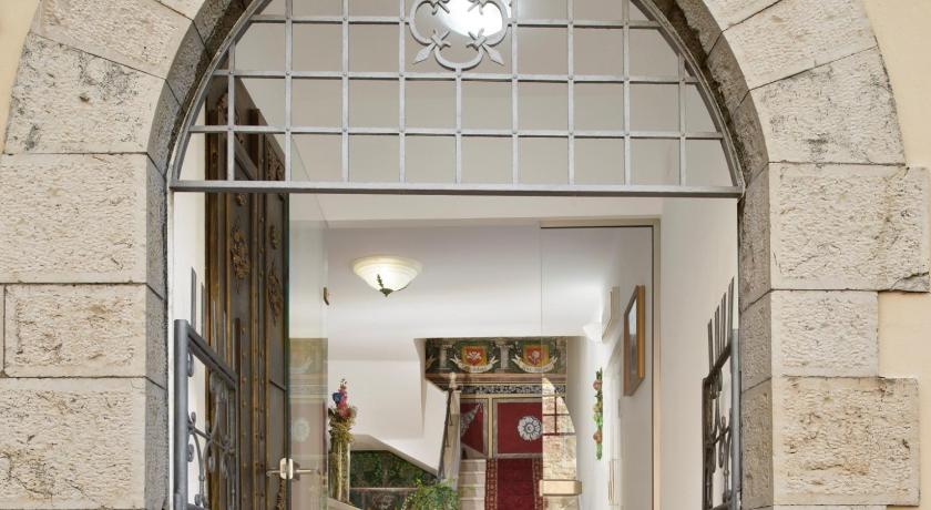 Hotel Porta Marmorea photo