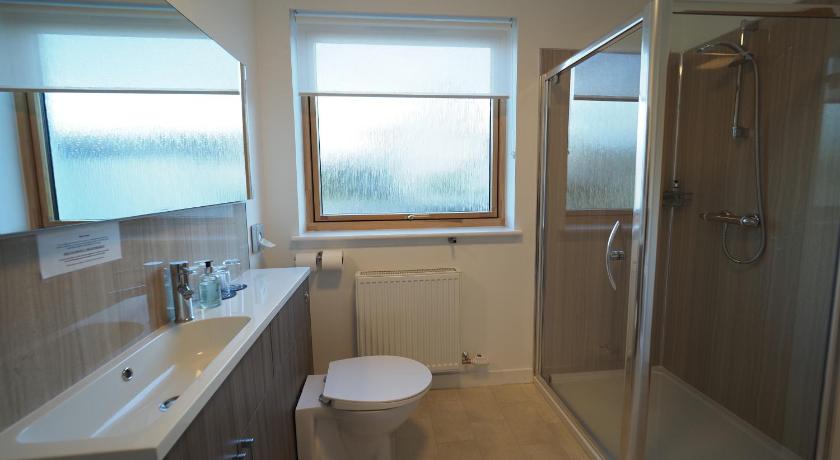 a bathroom with a toilet, sink, tub and shower, Park Hotel in Thurso