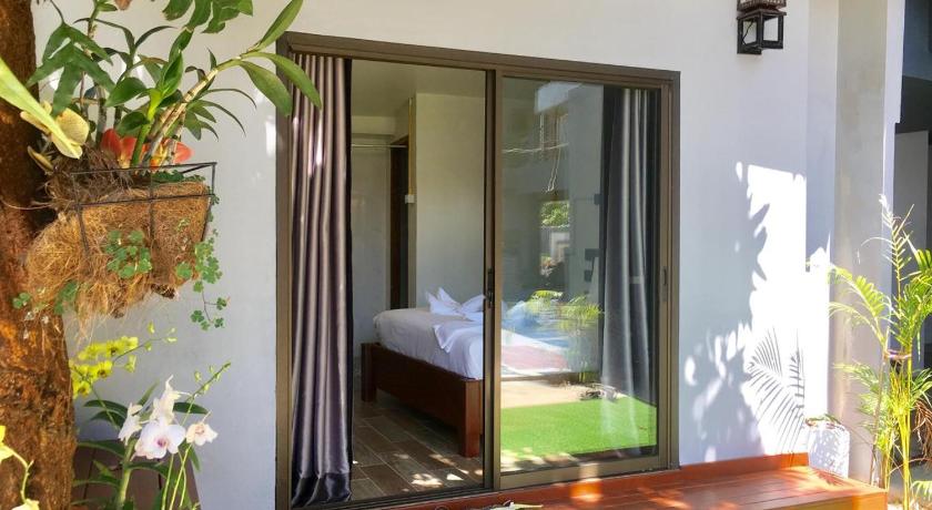 Image of Bungalow Garden 1