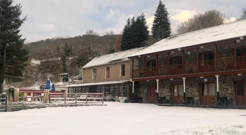 The Falcon Inn Retreat photo