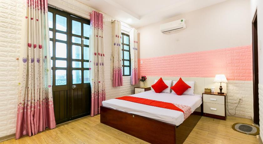 a bedroom with a large bed and a large window, OYO 373 Habana Hotel in Ho Chi Minh City