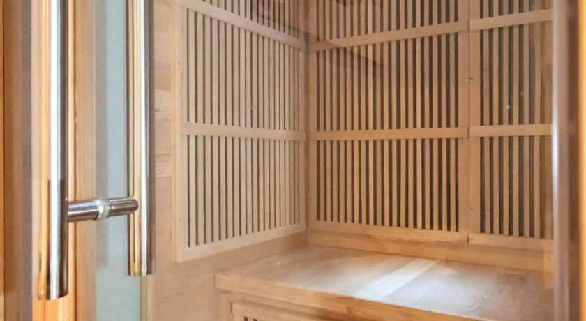 Blue Ark Lavish Sauna Suite - image 13
