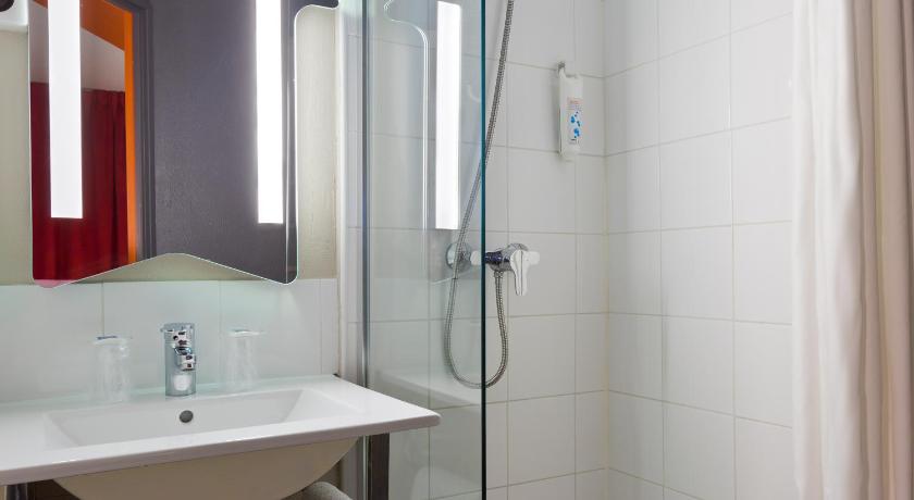 Image of Triple - Room For 3 People With 3 Single Beds. 2