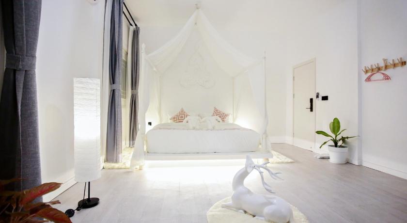 Image of Deluxe Queen Room 1