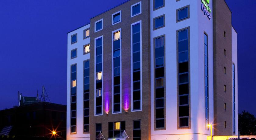 Holiday Inn Express London - Watford Junction photo