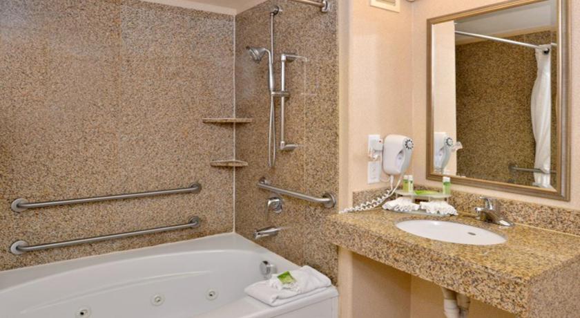 Holiday Inn Express Hotel & Suites Lincoln-Roseville Area