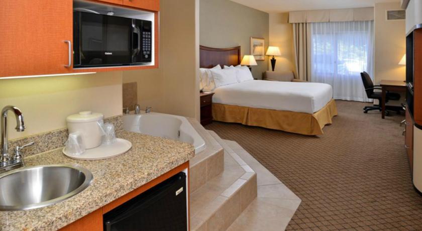 Holiday Inn Express Hotel & Suites Lincoln-Roseville Area