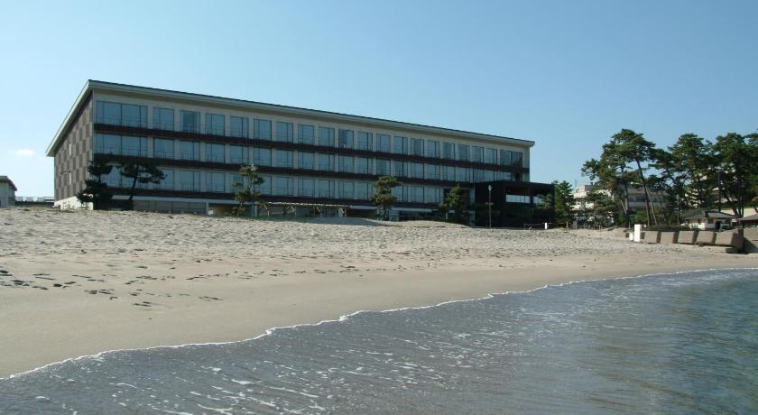 a beach with a large building on top of it, Bay Side Square Kaike Hotel in Yonago