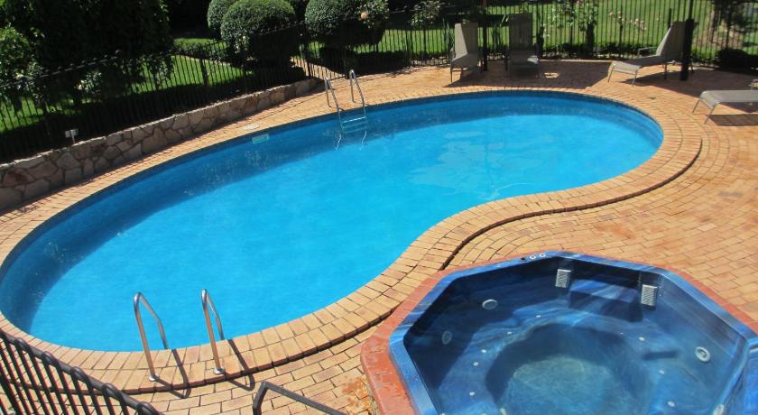 Chestnut Tree Holiday Units photo