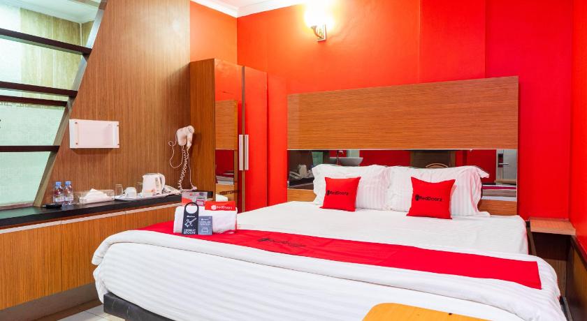 RedDoorz Plus near Chadstone Mall