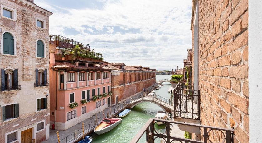 Elegant Two Bedroom Apartment In Venetian Style Venice