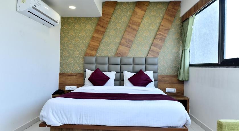 Hotel Royal King by Sky Stays