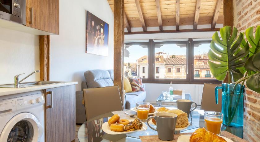 Apartamentos Ejemplares — Hotel in Alcala de Henares