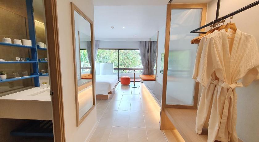 Image of Premier Room 1 King Size Bed, Pool View 3