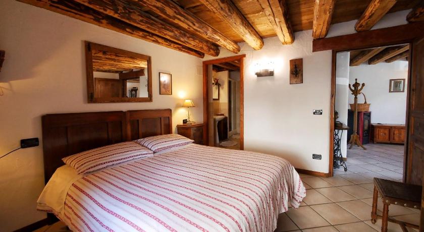 a bedroom with a bed and a dresser, B&B Le Cloux in La Thuile