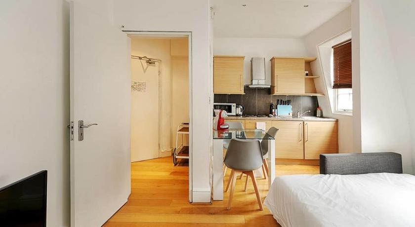 Modern 2 Bed Flat Sleeps 6 In The Heart Of Soho Apartment
