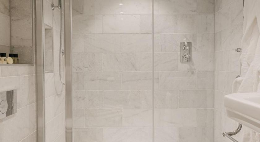 Image of Deluxe King with Bath 2