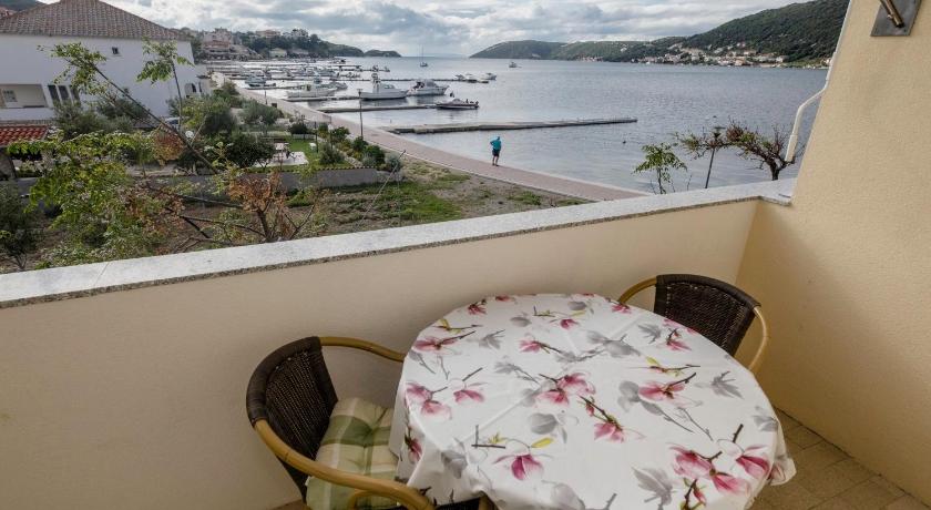 Apt Coastal home - 10 m from sea photo