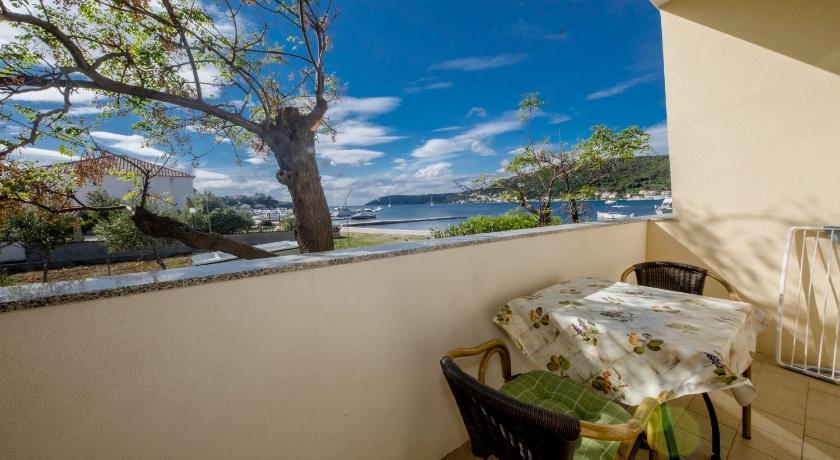Apt Coastal home - 10 m from sea photo