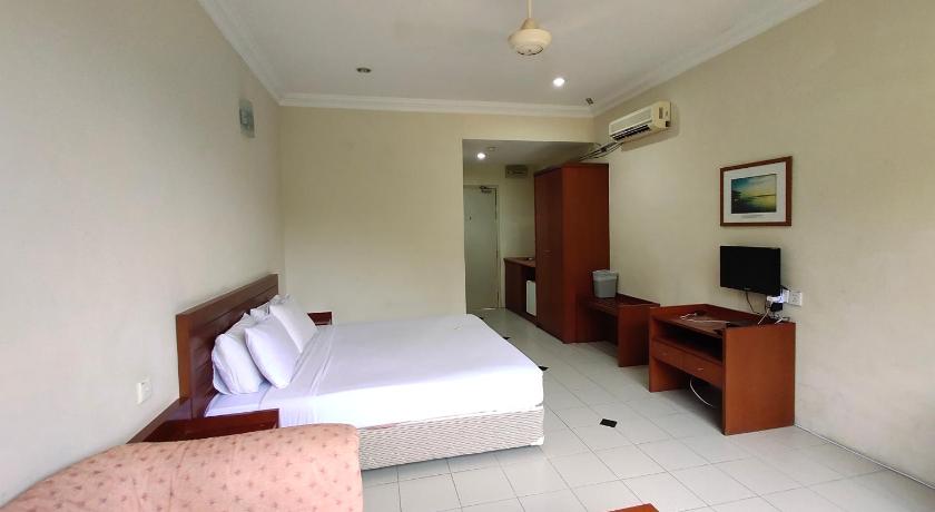 a hotel room with a bed and a desk, Wawa Golf View Inn in Taiping