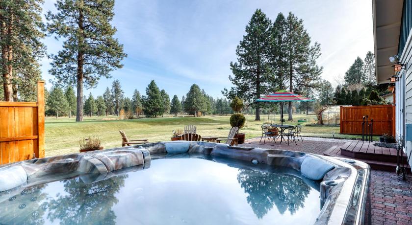Bend Country Club Golf Course Beauty — Hotel in Bend (OR)