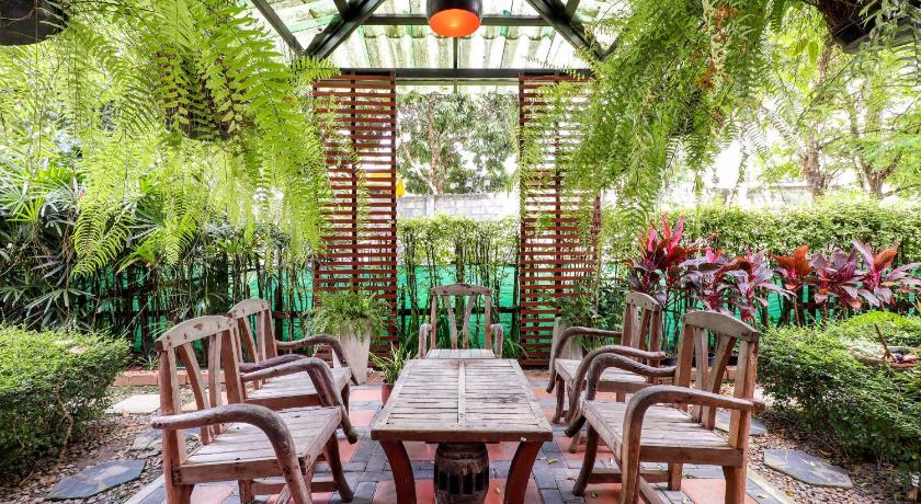 a dining area with tables, chairs and umbrellas, OYO 412 7 Days Hotel in Chiang Mai