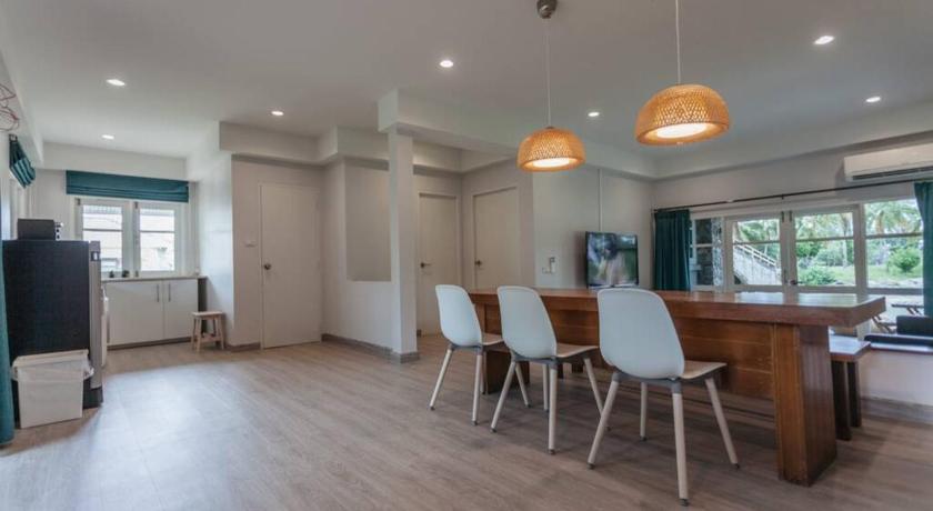 a living room filled with furniture and a large window, F5 3 Bed Rooms Beach house, full kitchen in Rayong