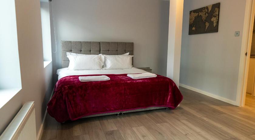 One-Bedroom Apartment, Zen Quality flats near Heathrow that are Cozy CIean Secure total of 8 flats group bookings available in London