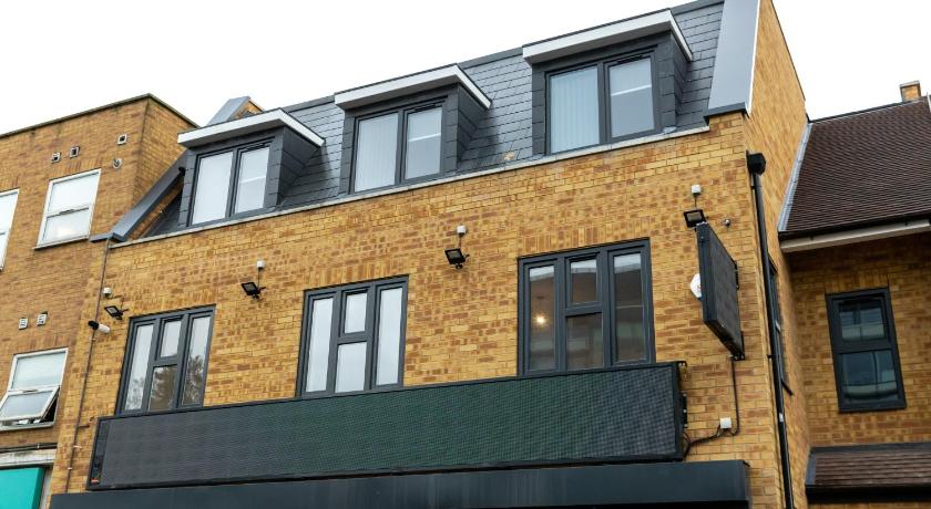 Zen Quality flats near Heathrow that are Cozy CIean Secure total of 8 flats group bookings available photo