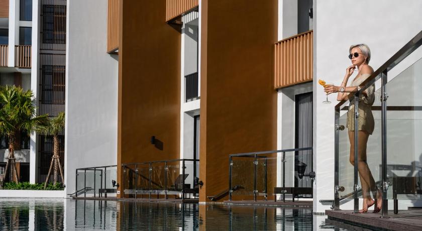 Image of Pool Access Suite 5