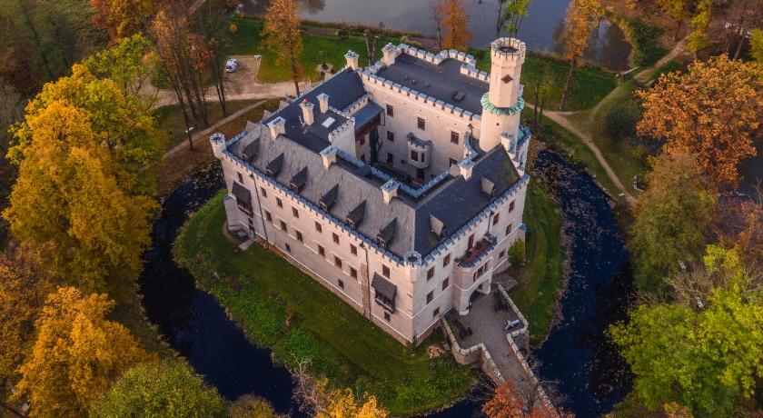 Zamek Karpniki Schloss Fischbach — Hotel in Myslakowice