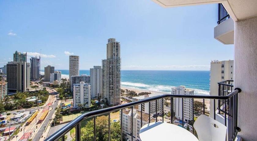 Surfers Ocean View Sleeps 4, Free WIFI, Washing Machine, Large Fridge photo