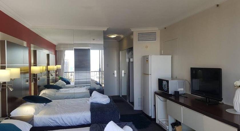 Surfers Ocean View Sleeps 4, Free WIFI, Washing Machine, Large Fridge photo