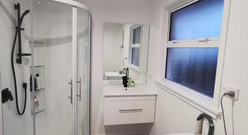 Hello Seaview! 4 BRs House in Central Location! photo