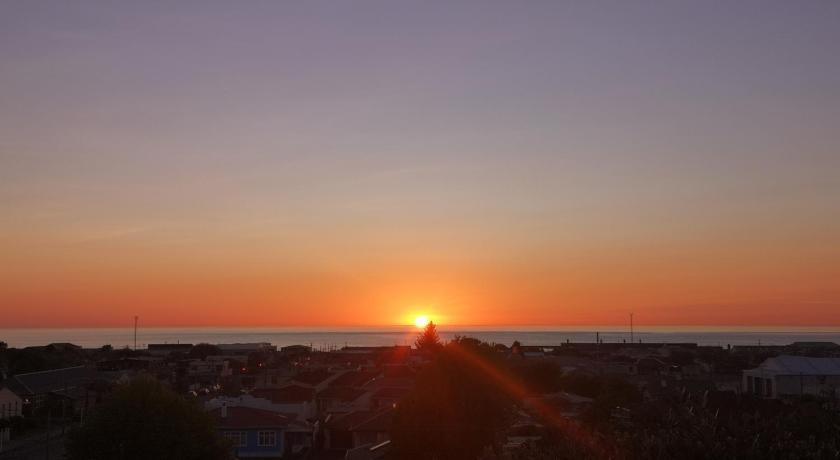 Hello Seaview! 4 BRs House in Central Location! photo